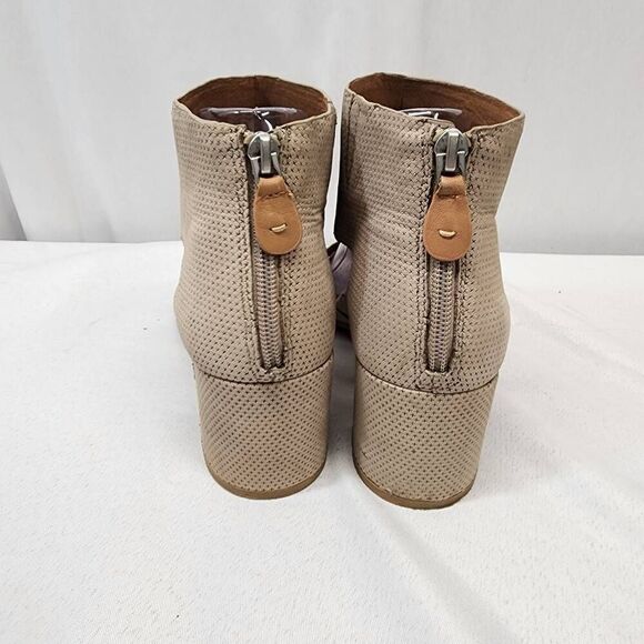 Gentle Souls by Kenneth Cole Women's 8 Charlene Peep Toe Suede Ankle Heels - Picture 4 of 11